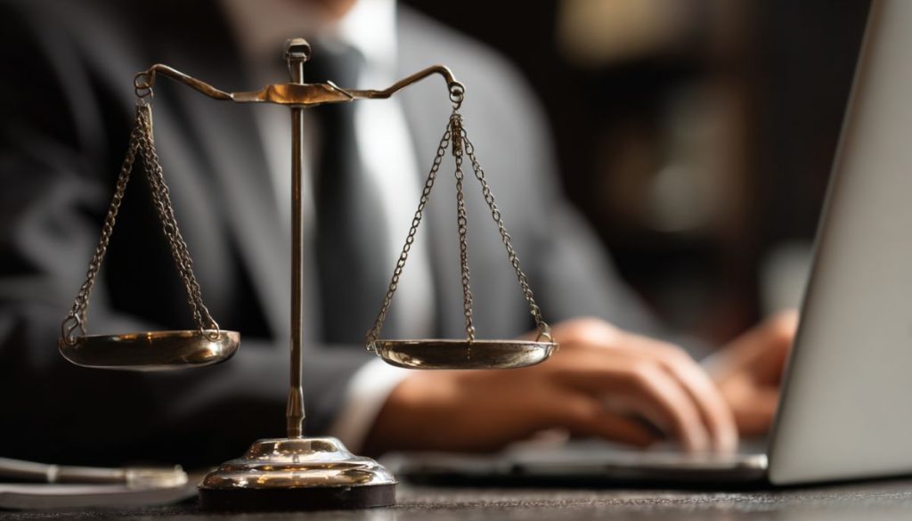 يستخدم المحامي برنامج إدارة العقود القانونية.