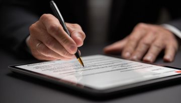 Vista ravvicinata di un uomo d'affari che finalizza un contratto online utilizzando uno strumento contrattuale avanzato