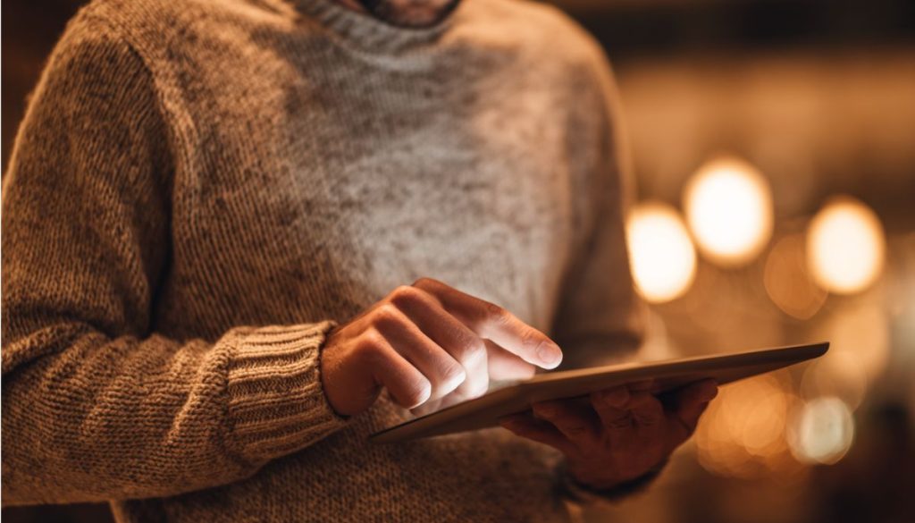 El hombre envía una carta certificada digitalmente.
