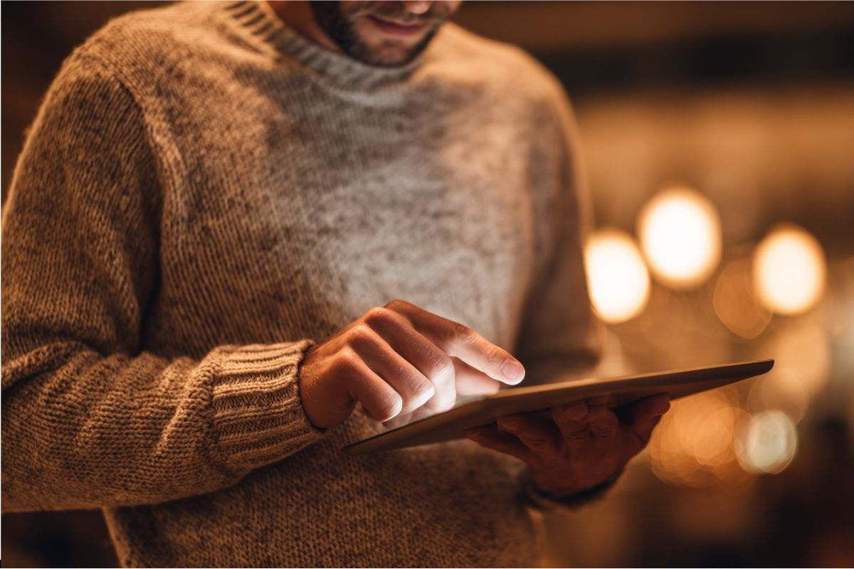El hombre envía una carta certificada digitalmente.